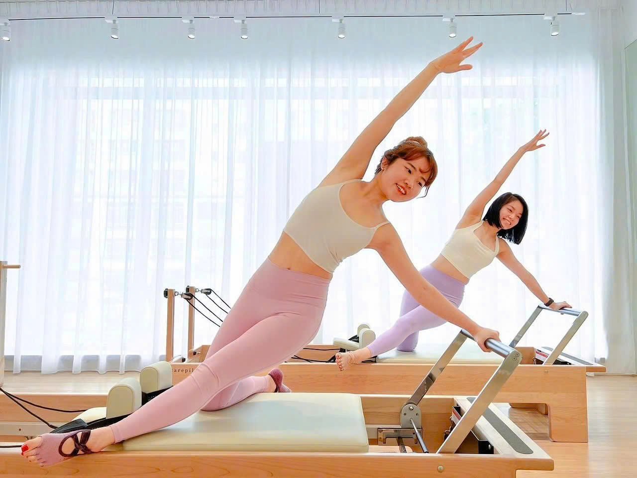 Học viên Motion Pilates đang tập luyện trên máy Reformer trong studio hiện đại